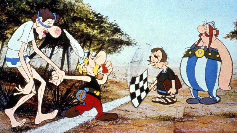 Viel zu einfach diese Aufgaben: Obelix (re.) schaut gelangweilt zu, wie Asterix den Sprinter Merinos durch das Ziel schleppt. – Bild: Foto: SUPER RTL