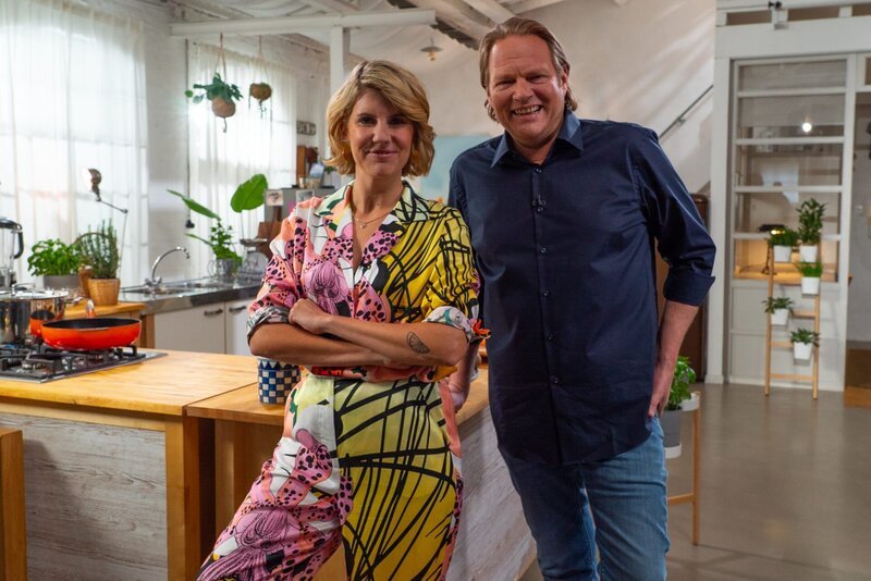 Der Sternekoch Björn Freitag und die Food-Influencerin Felicitas Then kochen heute bei „Einfach und köstlich“ ihre Lieblingsrezepte. – Bild: Christopher Nußbaumer /​ WDR, 2Bild TV.Events & Media GmbH