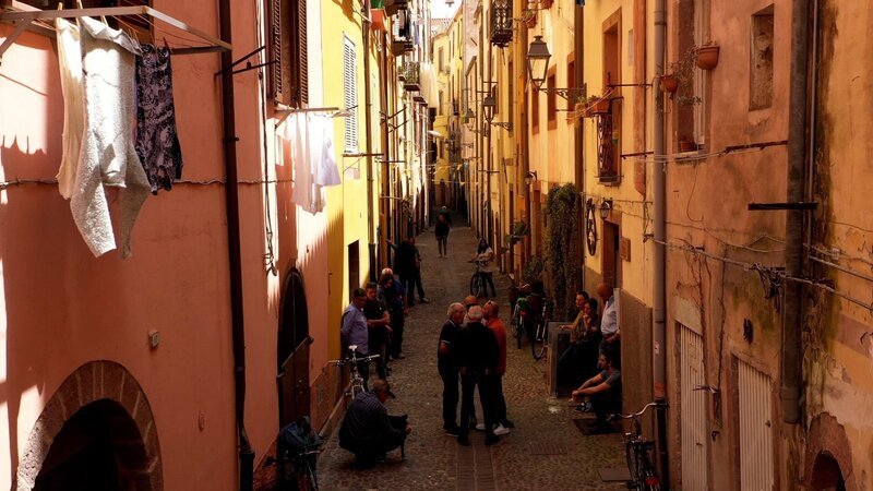 Das Dorf Bosa mit seinen pastellfarbenen Häusern gilt als eines der schönsten in Italien. – Bild: Ampersand /​ ZDF