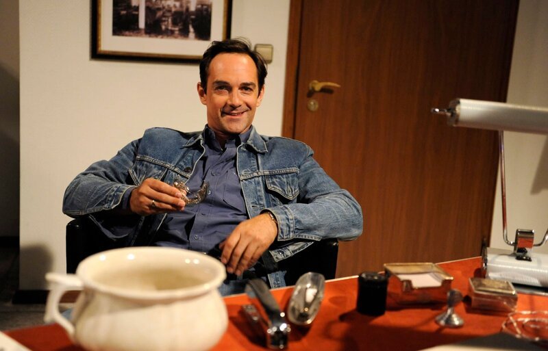 Mike (Harry Blank) ist begeistert, als er den Zuschlag für den Oldtimer bekommt und glaubt an den Erfolg. – Bild: Marco Orlando Pichler