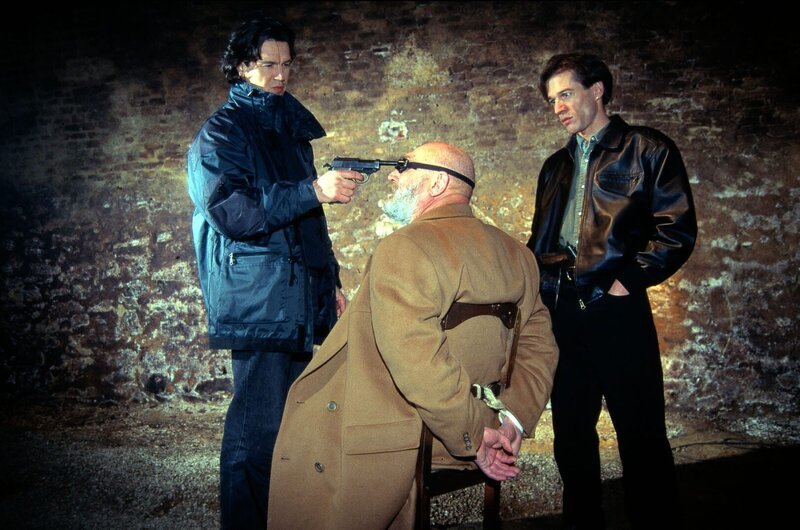 Otto Hartmann (Klaus H. Zmorek, l.) und Fritz Morak (Johannes Nikolussi, r.) haben den Industriellen Erich Staller (Rolf Hoppe, M.) entführt. – Bild: ABDRUCK HONORARFREI – Nur im Zusammenhang mit SAT.1 Sendetermin Otto Hartmann (Klaus H. Zmorek, l.) und Fritz Morak (Johannes Nikolussi, r.) haben den Industriellen Erich Staller (Rolf Hoppe, M.) entführt. – Bild: ABDRUCK HONORARFREI – Nur im Zusammenhang mit SAT.1 Sendetermin