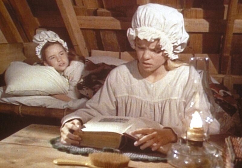 Laura (Melissa Gilbert, l.) kann nicht schlafen, weil Mary (Melissa Sue Anderson, r.) bis in die Nacht lernt. – Bild: Worldvision