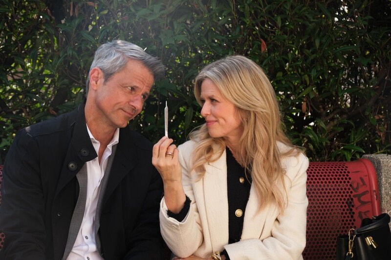 Benedikt ist überrumpelt, als Patrizia ihn auf unerwartete Art auf andere Gedanken bringen will. – Bild: Foto: RTL /​ Stefan Behrens