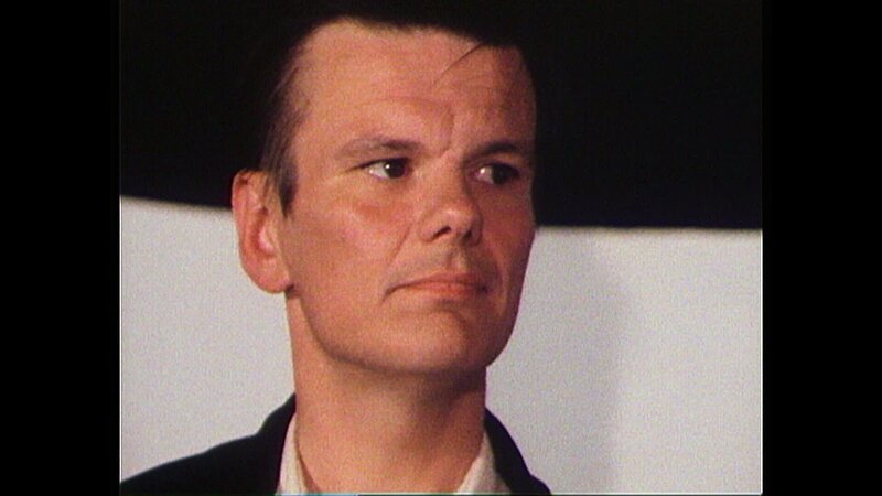 Michael Kühnen (verst. 1991) im Frühjahr 1990 in der Nähe von Görlitz, mehrfach vorbestrafter Anführer der deutschen Neonazi-Szene – Adolf Hitler war sein großes Vorbild. – Bild: SWR