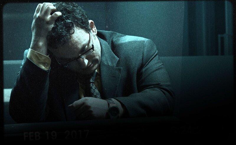 Der Mann hält seinen Kopf – Bild: A+E Networks