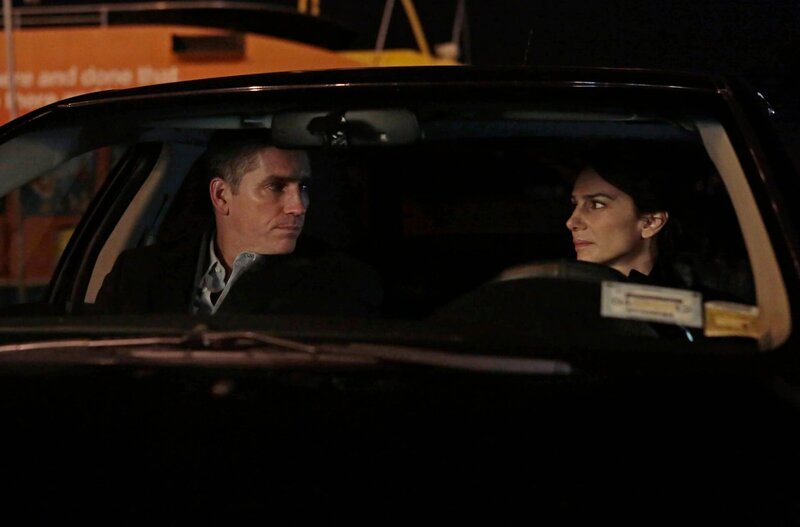 Kara Stanton (Annie Parisse). John Reese (Jim Caviezel). – Bild: Courtesy of Warner Brothers