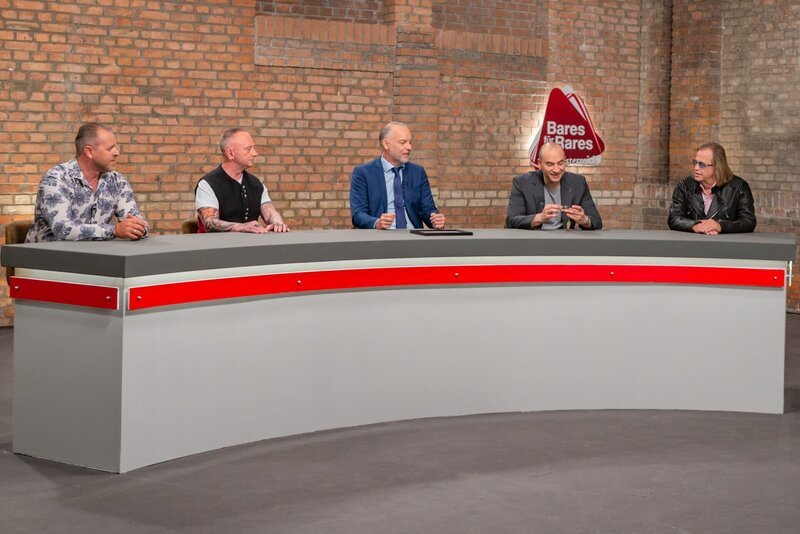 v.li.: Gerald Tabor-Hierhacker, Markus Schwindsackl, Markus Strassner, Robert Bargello und Josef Obermoser posieren für ein Foto mit dem Objekt „Ballspende“. – Bild: ServusTV /​ Thomas Salamonski