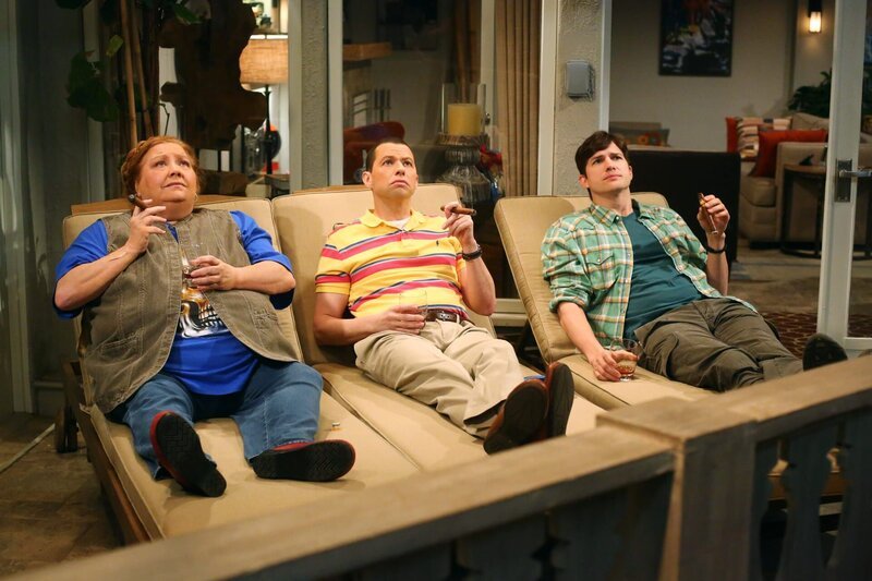 Nachdem Lieutenant Wagner glaubt, Charlie gefasst zu haben, glauben sich Alan, Walden und Berta in Sicherheit. Doch haben sie sich zu früh gefreut? – Bild: Warner Bros /​ Michael Ansell /​ CBS Entertainment