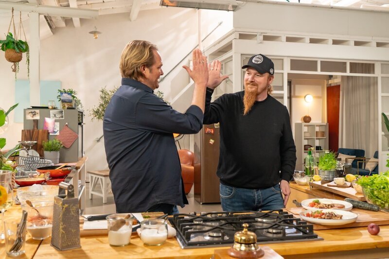 Björn Freitag und Lucki Maurer mit ihrem Fusionsgericht: Pfannengyros mit Reibekuchen und Tomatensalat. – Bild: Christopher Nußbaumer /​ WDR, 2Bild TV.Events & Media GmbH