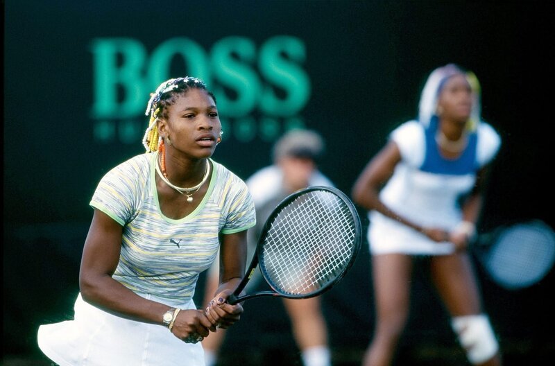 Venus (re.) und Serena (li.) Williams im Doppel beim Turnier in Miami 1998: Die beiden forderten mit ihrer jugendlichen Frische und ihrem sprühenden Selbstvertrauen das System heraus. – Bild: ORF/​Arte/​Photo12/​Alamy/​PNC Photography