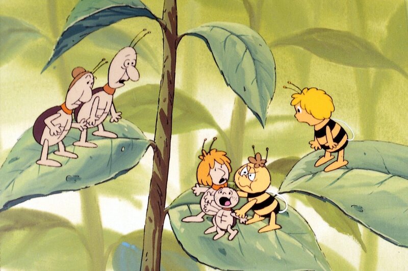 Maja und Willi erzählen den Fliegeneltern, was ihre Kinder alles angestellt haben. – Bild: ORF/​ZDF/​Apollo