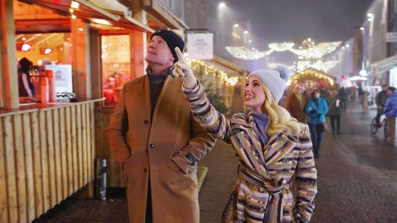 Silvia Schneider und Armin Assinger am Villacher Adventmarkt. – Bild: ORF