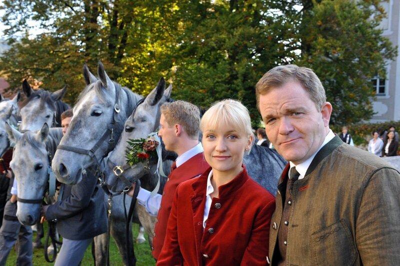 Eva Herzig und Cornelius Obonya. – Bild: Hubert Mican /​ Romance tv