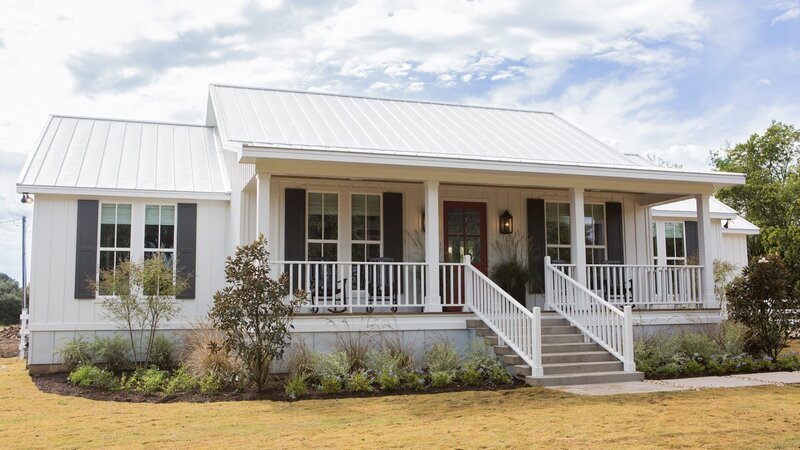 As seen on FIxer Upper, the exterior of the Matsumoto’s renovated home. (After #2) – Bild: HGTV/​Scripps Networks, LLC.