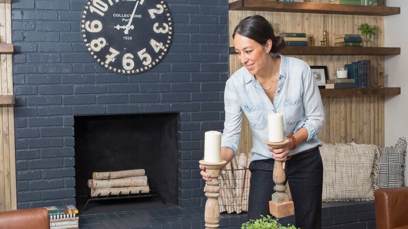 As seen on Fixer Upper, Joanna Gaines in the Phipps’ remodeled living room. (behind-the-scenes) – Bild: HGTV/​Scripps Networks, LLC.
