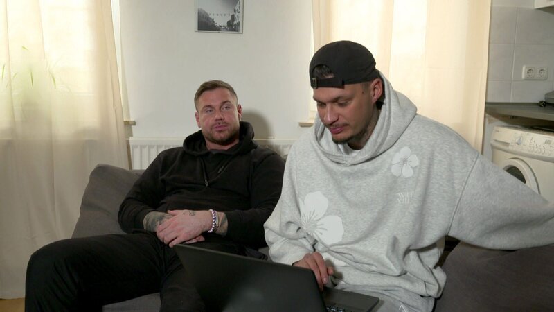 Yasin schafft es nicht, mit seinem Vater abzuschließen. Jetzt braucht er dringend die Hilfe von Halbbruder Harun. – Bild: RTLZWEI