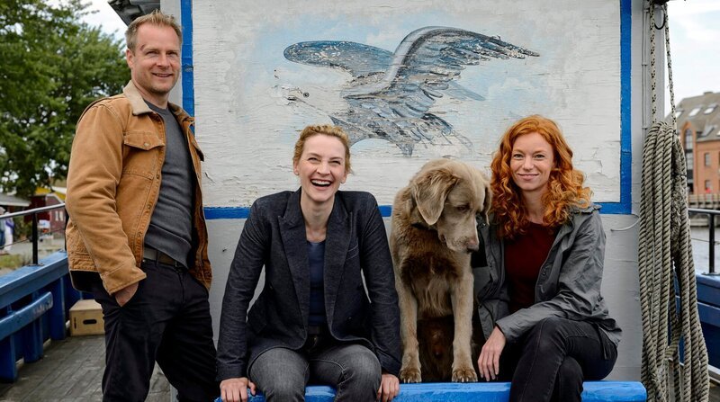 Drehstartfoto – von links: Hinnerk Schönemann, Jana Klinge, Hund Holly und Marleen Lohse. – Bild: NDR/​ARD Degeto/​Sandra Hoever