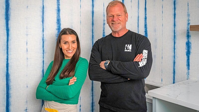 Mike (left) and Katie (right) pose in front of the freshly installed wallpaper in Kim and Sandor’s laundry room. – Bild: Discovery, Inc.