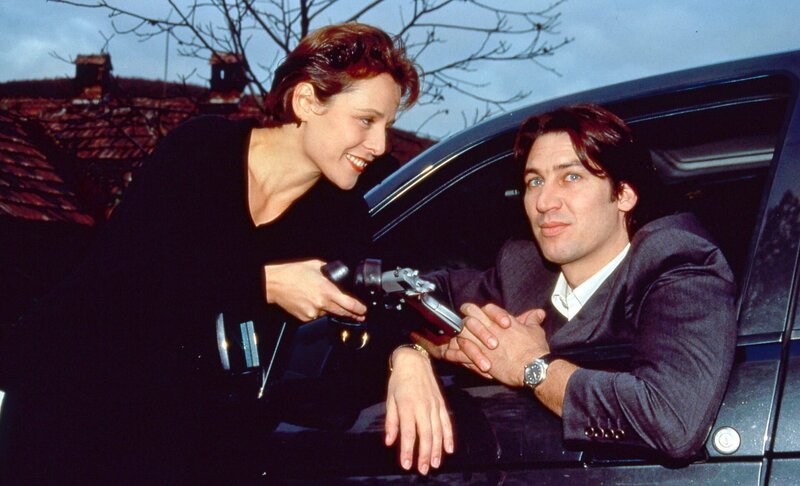 Tierärztin Sonja Koller (Daniela Gaets) bringt Kommissar Richie Moser (Tobias Moretti) die vergessene Waffe nach. – Bild: ORF/​Beta Film/​Ali Schafler