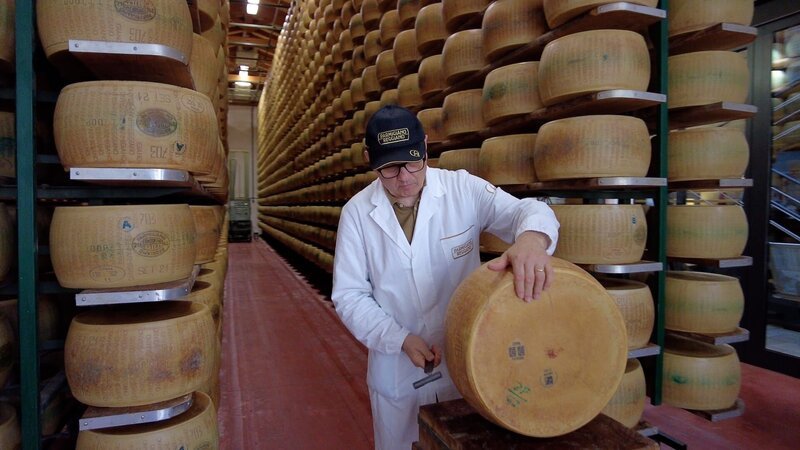 Nur in einem kleinen Gebiet rund um Parma darf der echte Parmesan hergestellt werden. – Bild: Ampersand /​ ZDF