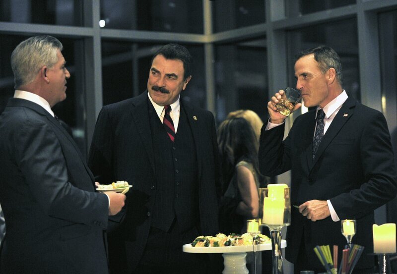 Nicht nur Garret (Gregory Jbara, l.) ist von dem Stadtrat Tommy Macini (Richard Burgi, r.) nicht gerade begeistert. Frank (Tom Selleck, M.) jedoch ist blind, was seinen Freund angeht … – Bild: CBS Broadcasting Inc.