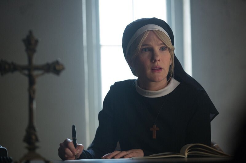 Glaubt Schwester McKee (Lily Rabe) Rita Gayheart tatsächlich die Geschichte, die sie über ihre Schwester Pepper erzählt? – Bild: Fox