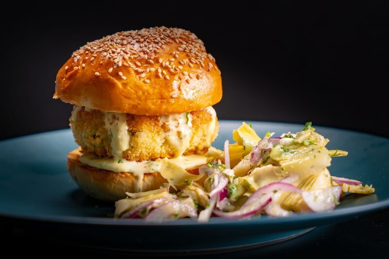 Seelachsburger „Bremer“ mit Artischockensalat von Björn Freitag. – Bild: Christopher Nußbaumer /​ WDR, 2Bild TV.Events & Media GmbH