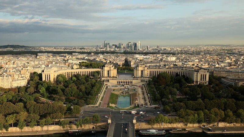 Grüne Oase am Eiffelturm – Die prunkvollen Trocadéro-Gärten werden für die Weltausstellung 1937 errichtet. – Bild: Ampersand /​ ZDF