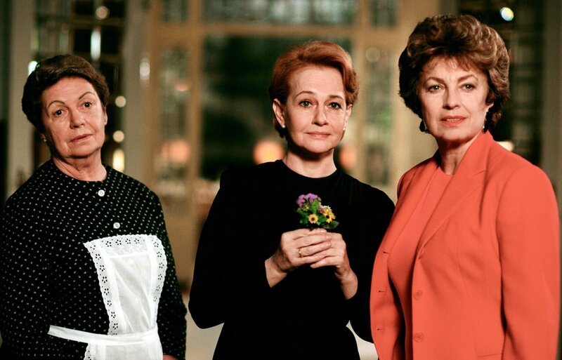 „Lamorte“, Zwölf Frauen treffen einander 30 Jahre nach der Matura. Es gibt viel zu erzählen. Die vertraute Stimmung schlägt jäh um, als Iris den Frauen eröffnet, sie zusammengebracht zu haben, um in ihrer Runde zu sterben. Ihr, der Erfolgreichen, bleiben nur die Kameradinnen von einst.Im Bild (v.li.): Inge Konradi, Gertraud Jesserer, Nicole Heesters. SENDUNG: ORF2 – DO – 23.04.2020 – 00:05 UHR. – Veroeffentlichung fuer Pressezwecke honorarfrei ausschliesslich im Zusammenhang mit oben genannter Sendung oder Veranstaltung des ORF bei Urhebernennung. – Bild: ORF/Teamfilm/Gabriele Brandenstein „Lamorte“, Zwölf Frauen treffen einander 30 Jahre nach der Matura. Es gibt viel zu erzählen. Die vertraute Stimmung schlägt jäh um, als Iris den Frauen eröffnet, sie zusammengebracht zu haben, um in ihrer Runde zu sterben. Ihr, der Erfolgreichen, bleiben nur die Kameradinnen von einst.Im Bild (v.li.): Inge Konradi, Gertraud Jesserer, Nicole Heesters. SENDUNG: ORF2 – DO – 23.04.2020 – 00:05 UHR. – Veroeffentlichung fuer Pressezwecke honorarfrei ausschliesslich im Zusammenhang mit oben genannter Sendung oder Veranstaltung des ORF bei Urhebernennung. – Bild: ORF/Teamfilm/Gabriele Brandenstein