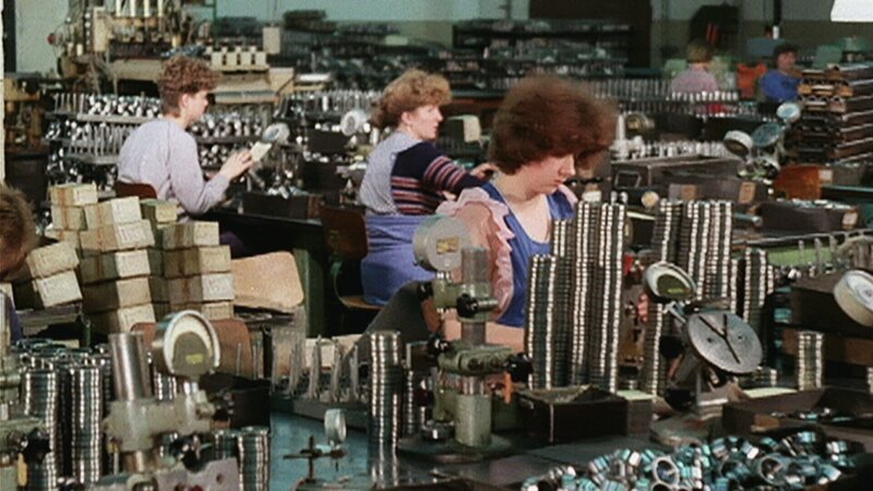 SRF school DDR in 10 Minuten – Arbeit nach Plan Folge 9 Arbeiterinnen in der Fabrik. – Bild: SRF/​PROGRESS.film