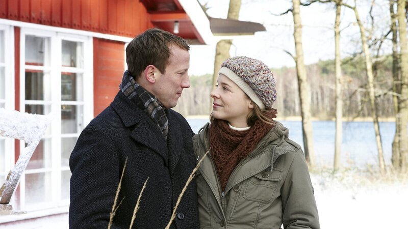 Marie Johanson (Bernadette Heerwagen, r.) und Leo Schreiber (Wotan Wilke Möhring, l.) vor Maries Elternhaus in Norwegen. – Bild: ZDF/​Sandra Hoever
