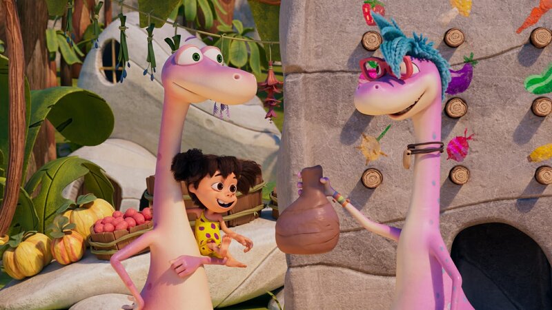 Der Dinosaurier Minus und seine Freundin Lucy unterhalten sich mit dem blauhaarigen Dinosauriermädchen Magma. – Bild: ZDF/​2024 M.A.R.K.13/​TRIKK17/​Fabrique d’image