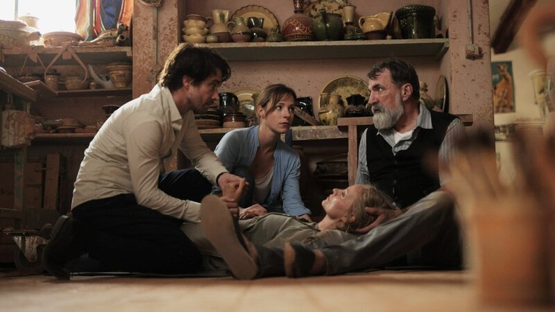 Ein Tisch in der Provence – Hoffnung auf Heilung Plötzlich ohnmächtig: Nico Rogner als Hugo, Friederike Linke als Véro, Catherine Flemming (liegend) als Catherine und Andreas Hoppe als Thierry – Bild: SRF/​ZDF/​Clément Puig