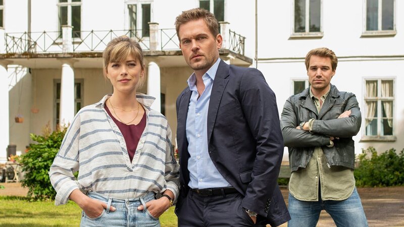 Inga Lindström – Das Haus der 1000 Sterne zwischen zwei Brüdern: Mersiha Husagic als Stine, Joscha Kiefer als Paul, Tony Kainz als Jan. – Bild: SRF/​ZDF/​Manuela Meyer