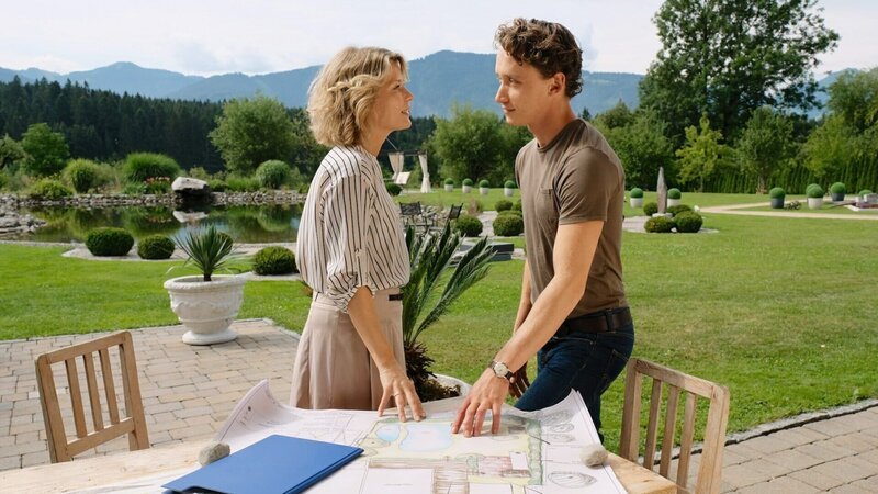 Der Bergdoktor Staffel 12 Folge 2 Ungleiches Paar: Valerie Niehaus als Theresa, Aaron Friesz als Chris. – Bild: SRF/​ZDF/​Bernd Schuller