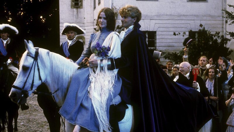 Der Prinz (Stephan Meyer-Kohlhoff) führt Aschenputtel (Petra Vigna) heim. – Bild: ZDF/Taurus Der Prinz (Stephan Meyer-Kohlhoff) führt Aschenputtel (Petra Vigna) heim. – Bild: ZDF/Taurus