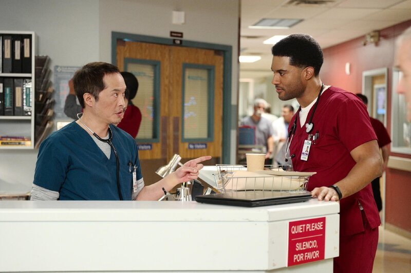 Dr. Topher Zia (Ken Leung, l.), Kenny Fournette (JR Lemon) +++ – Bild: RTL /​ © NBC Universal Media