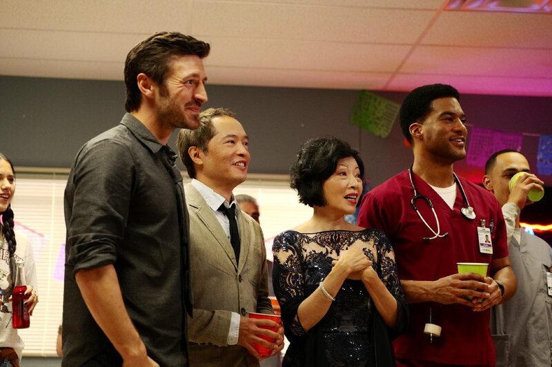 V.l.: Dr. TC Callahan (Eoin Macken), Dr. Topher Zia (Ken Leung), Sumei Zia (Elizabeth Sung), Kenny Fournette (JR Lemon) +++ – Bild: RTL /​ © NBC Universal Media
