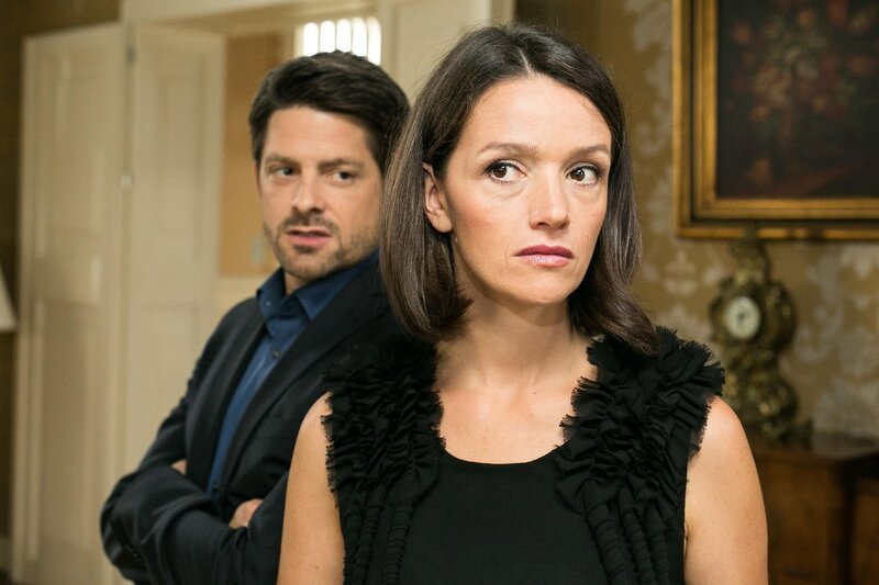 Jenny (Kaja Schmidt-Tychsen) erkennt, dass sie in ernsthaften Schwierigkeiten steckt, als Vincent (Daniel Buder) ihr einen offenbar gekauften Zeugen präsentiert. – Bild: RTL Deutschland