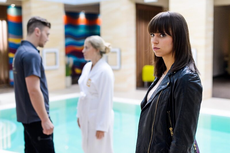 Michelle (Franziska Benz, r.) begegnet Ronny (Bela Klentze) und Iva (Christina Klein) und ihr wird schmerzlich bewusst, dass sie nicht nur Ronny endgültig verloren hat. – Bild: RTL /​ Willi Weber