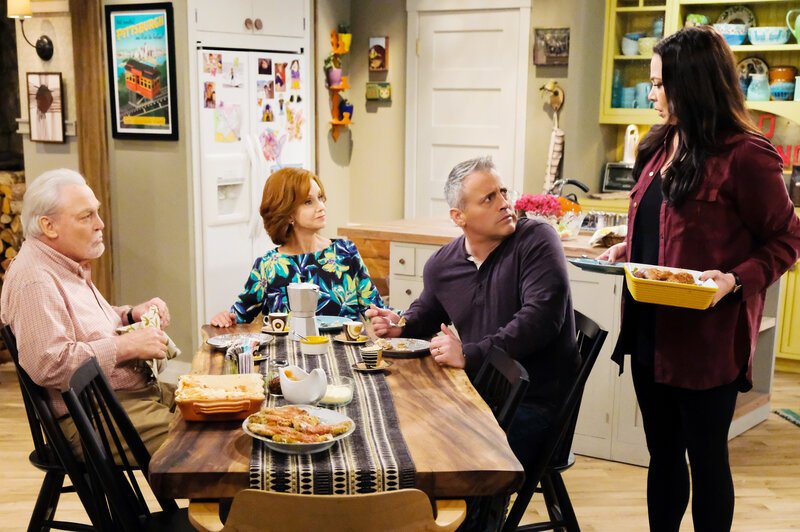 (v.l.n.r.) Joe Burns (Stacy Keach); Beverly Burns (Swoosie Kurtz); Adam Burns (Matt LeBlanc); Andi Burns (Liza Snyder) – Bild: 2016 CBS Broadcasting, Inc.