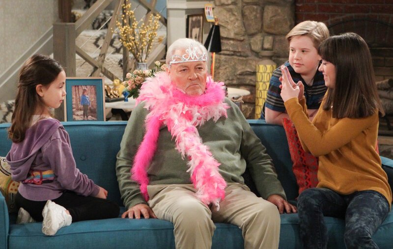 Kate (Grace Kaufman, r.), Teddy (Matthew McCann, 2.v.r.) und Emme (Hala Finley, l.) haben etwas mit ihrem Großvater Joe (Stacy Keach, 2.v.l.) vor. – Bild: CBS Broadcasting, Inc.