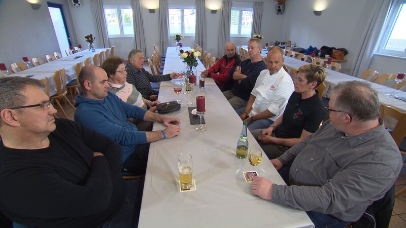 Sternekoch Frank Rosin (3.v.r.) verschlägt es auf die Schwäbische Alb ins beschauliche Burladingen, wo Diana Dehner das Gasthaus „Kleineschle“ führt. – Bild: Kabel Eins