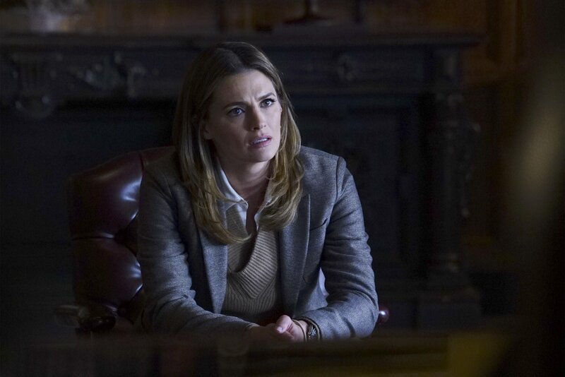 Schafft es Kate (Stana Katic), die hohen Tiere bei der NYPD zu überzeugen, sie zu befördern? – Bild: ABC Studios /​ Richard Cartwright