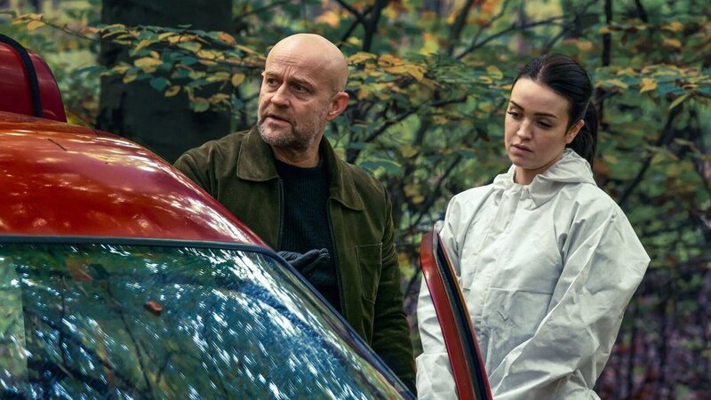 Spurensuche im Auto des Täters: Jürgen Vogel als Robert Heffler, Ceci Chuh als Josefa Arnheimer – Bild: SRF/​ZDF/​Oliver Feist