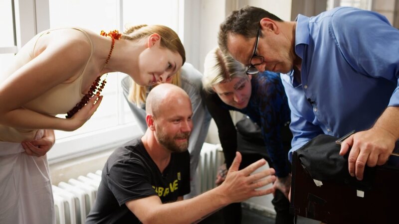 Tim Ernst, Alexander Höller, Bianca Berding schauen sich mit Model und Fotograf das nachgestellte Foto an, was Tim bei der Herstellung der Kopie zur Vorlage dienen soll. – Bild: ZDF und Tom Kreyssig.