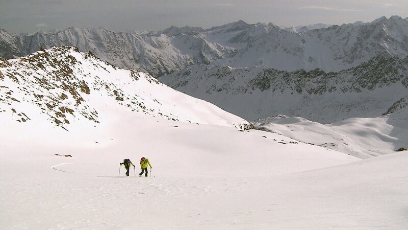 Tourengeher. Schützende Infrastruktur und Frühwarndienste, richtiges Verhalten in Notsituationen, so versucht man der weißen Gefahr Herr zu werden, eine permanente Herausforderung für Bergbewohnerinnen und Bergbewohner, die Forschung, Alpinisten oder den Wintertourismus. – Bild: ORF/​Landesstudio Tirol