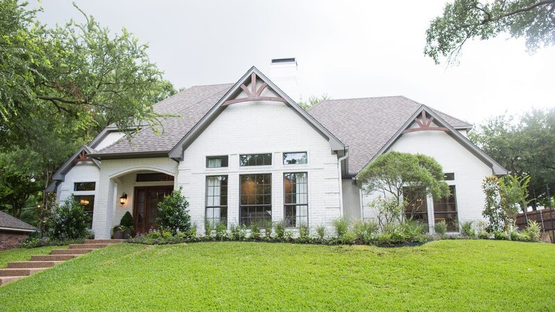 The exterior of the Bufton home has been updated with white paint, new windows, decorative cedar gables under the roof and fresh landscape, as seen on Fixer Upper. – Bild: 2017, HGTV/​Scripps Networks, LLC