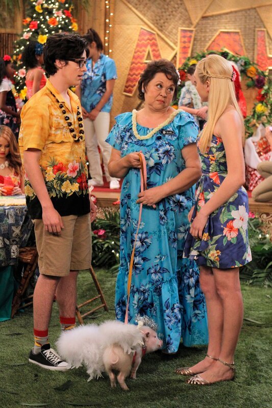 JESSIE – „Jessie’s Aloha Holidays with Parker and Joey“ – In this one-hour special cross-over episode with „Liv and Maddie’s“ Parker and Joey, Jessie and the Ross kids plan a tropical Christmas at the family’s Hawaiian villa. – Bild: TABLOIDS OUT; NO BOOK PUBLISHING WITHOUT PRIOR APPROVAL. NO ARCHIVE. NO RESALE.