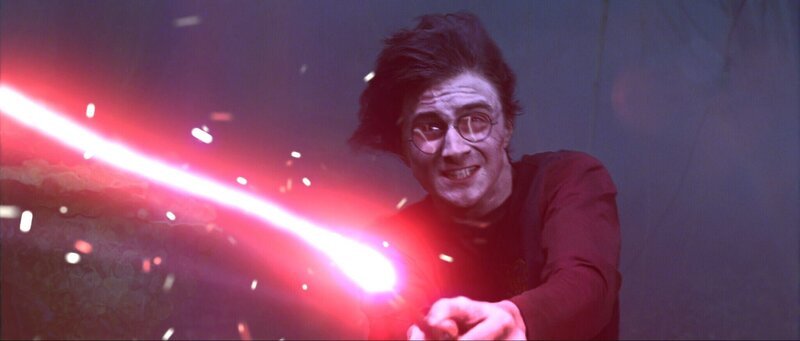 Das große Abenteuer beginnt, als der Feuerkelch Harry Potters (Daniel Radcliffe) Namen freigibt und er damit Teilnehmer eines gefährlichen Wettbewerbs unter drei Zauberschulen wird, des Trimagischen Turniers. Wer aber könnte Harrys Namen in den Feuerkelch geworfen haben? – Bild: 2005 Warner Bros. Ent. Harry Potter Publishing Rights. J.K.R. Das große Abenteuer beginnt, als der Feuerkelch Harry Potters (Daniel Radcliffe) Namen freigibt und er damit Teilnehmer eines gefährlichen Wettbewerbs unter drei Zauberschulen wird, des Trimagischen Turniers. Wer aber könnte Harrys Namen in den Feuerkelch geworfen haben? – Bild: 2005 Warner Bros. Ent. Harry Potter Publishing Rights. J.K.R.